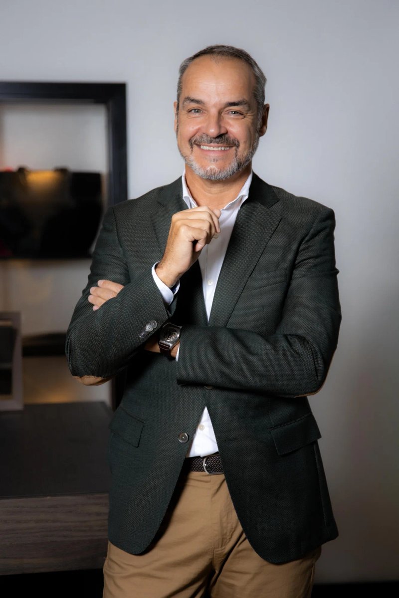 Portrait professionnel cadré en studio sur fond sobre.